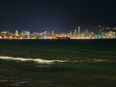 Barselona şehrinin gece manzarası