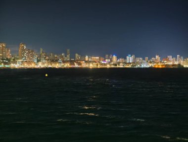 Akdeniz şehrinin akşamüstü manzarası.