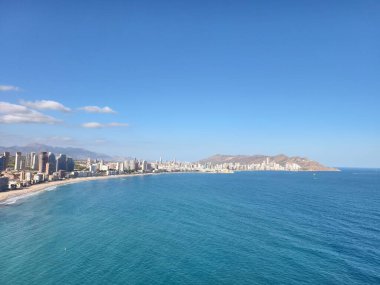 Deniz kıyısının güzel manzarası