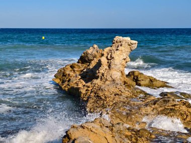 Sahildeki güzel deniz manzarası.