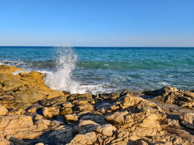 Akdeniz sahilinde dalgalar