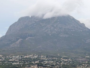 Dağ sıraları ve arka planda dağlar