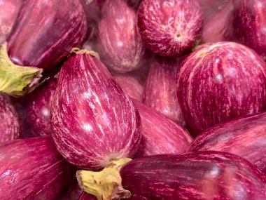 pazarda mor patlıcan