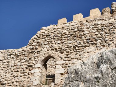 Gerçekten büyüleyici ve nefes kesici antik taş duvarların heybetli mavi gökyüzüne karşı yükselişi.