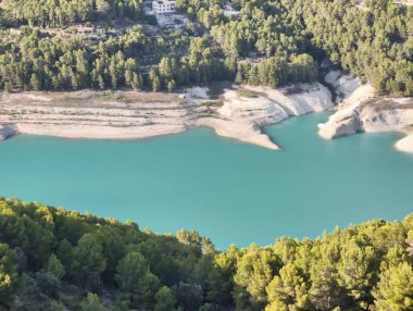 Bereketli yeşillikte yuva yapmış sakin bir su deposu doğanın çarpıcı güzelliğini ve sükunetini yansıtır.