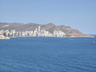 Benidorm 'un nefes kesici manzarası, berrak mavi Akdeniz' e karşı modern binaları gözler önüne seriyor..