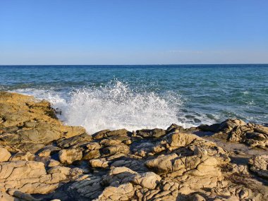 Kaotik kıyı şeridi gösterisi, güçlü dalgalar kayalara çarpıyor, dinamik kıyı sahnesi ele geçirildi