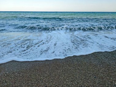 Plaj sükuneti, sabahın erken saatlerinde deniz kenarında gezinti sağlık için ferahlık ve canlılık sunar.