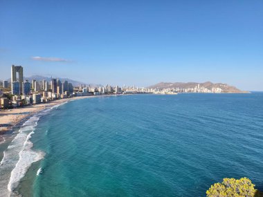 Sahil ve ufuk çizgisi, ışıl ışıl şehir manzaralı güneşli sahil, şehrin en yüksek yerleriyle aydınlık sahil manzarası.