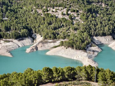 Turkuaz suları ve kayalık kıyıları olan körfez, savunmasız kıyıları ve canlı turkuazları olan kayalık koy.