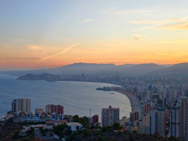 Gün batımı sahnesi, gün batımında altın sahil, Pastel bulutlar üzerinde sakin günbatımı ve parıldayan deniz