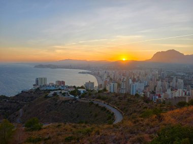 Hillside Parkı körfez ve şehre bakıyor. Yükseltilmiş görüş açısı, geniş bir alanı ve şehri gösteriyor.