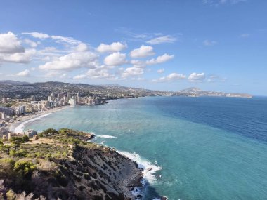 Sakin suları, görkemli okyanus manzarası katmanlı plajları ve sürüklenen bulutlarıyla aydınlık bir sahil.