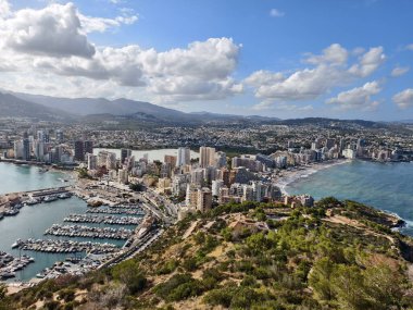 Canlı liman, tekneler ve ufuk çizgisi, hareketli liman manzarası tekneler ve manzaralı gökyüzü.