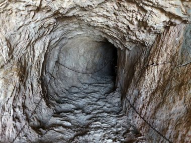 Yankılanan savunma yeraltı geçidi, çürüyen sığınak tüneli yankıları ve savunma kalıntılarıyla