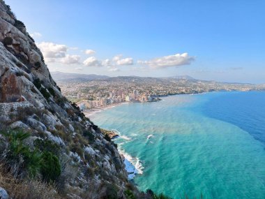 nefes kesici sahil sahnesi, canlı kıyı manzarası turkuaz körfez ve büyüleyici kasaba