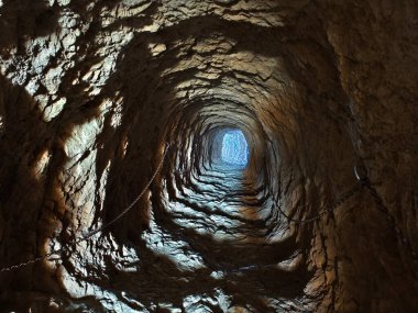 Işıl ışıl tünel iyimser ufukta son buluyor. Parlak tünel yolu umut verici yeni bir yola çıkıyor.