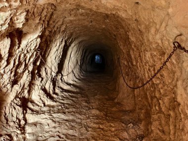 Mühendis derin dikey şaftı inceler, mühendis karanlık dikey şaftı teftiş eder.