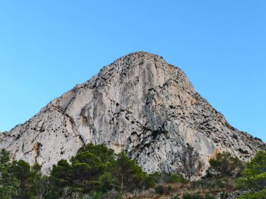 Huzurlu dağ manzarası, huzurlu kireçtaşı dağı huzurlu bir çevre ve manzaralı.