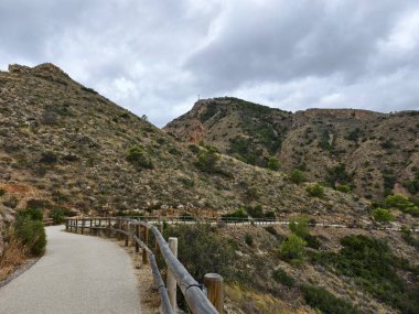 Panoramik manzaralı sahil yolu, deniz manzaralı aile dostu sahil yolu.