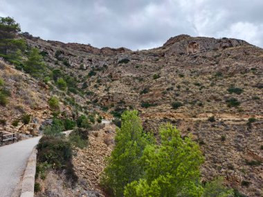 Kayalık kanyonda dolambaçlı patika, kayalık kayalıklar arasında dolambaçlı dolambaçlı yol