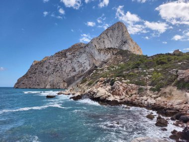 Kireçtaşı kayalıkları vahşi sörf ve masmavi gökyüzü ile panoramik kıyı manzarasına hakim.