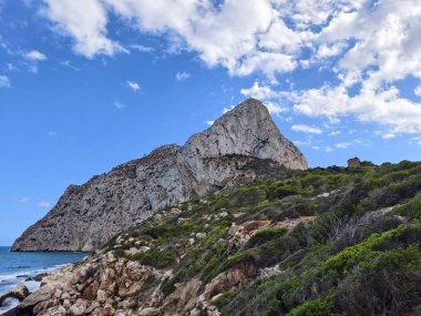 Doğa faaliyetleriyle deniz manzarası, deniz kenarı burnu sakin manzaralar ve boş zaman fırsatları sunar