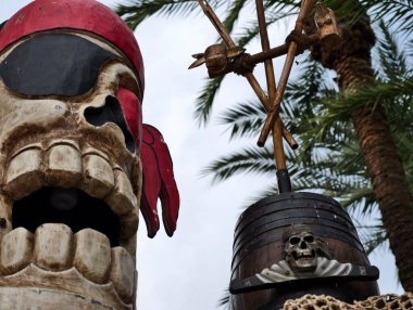 İskeleti ve papağanı olan, deniz temalı korsan görüntüsü