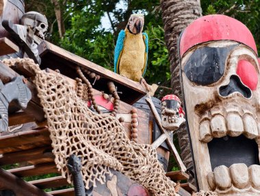 Korsan totem sahnesi, korsan temalı kıyı ahşap sahne, unsurları ve gölgeleri olan kırsal korsan totemi.