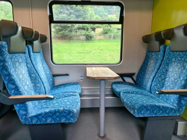 sakin tren iç ortamı, sakin tren kabini canlı renkler ve rahatlatıcı ortam