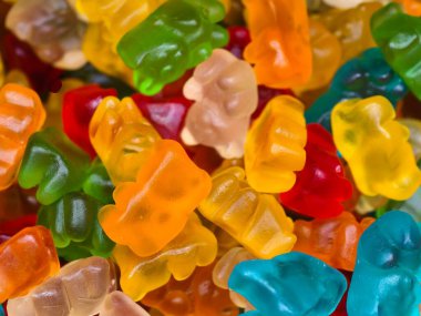 Promosyon fotoğrafları için parlak yüzeye sahip çok renkli ayıcıkların enerjik bir koleksiyonu