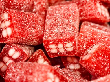 Şenlikli cadılar bayramı temalı kırmızı jelibon. Diş macunu ve şeker kaplama gibi işlenmiş.