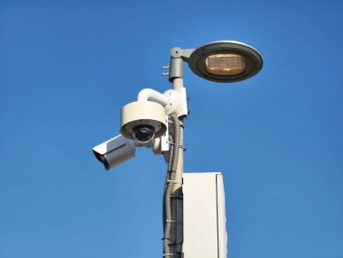 Sokak gözetim birimleri gündüz trafik akışını izliyor. Sokak ışıklarına şehir güvenlik sistemleri kuruldu.
