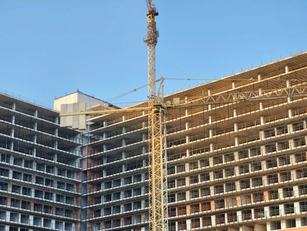 Kentsel yapı ayrıntıları, vinç, yapısal unsurlar ve inşaat alanındaki mühendislik ayrıntıları ile yüksek çerçeve