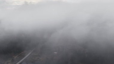 Sönük renkleri ile puslu manzara, karanlık kırsal yavaş yavaş kalın sis ve bastırılmış renkler ile ortaya çıkar