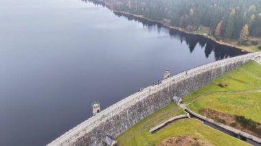 Geniş manzaralı, geniş manzaralı baraj manzaralı, panoramik baraj manzaralı ve yemyeşil manzaralı.