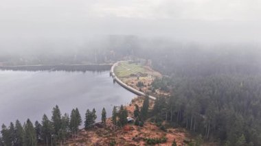 Kıştepesi kıvrımlı kıyı şeridi sisli yarımadanın rüzgarlı gölü çevreleyen manzaralı perspektifi