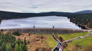 Köprü manzaralı görüntüler sunuyor, panoramik çekimler, yukarıdaki doğal güzellikleri çevreleyen resimli baraj.