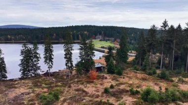 Sakin suların yanında sakin bir sığınak, huzurlu sular ve sık ağaçlık alanlarla çevrili bir kırsal bölge.