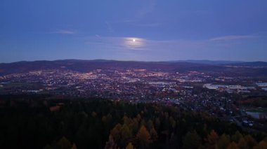 Sonbahar şehri manzaraları huzurlu, banliyölerde sakin bir akşam canlı sonbahar yaprakları ve hafifçe aydınlatılmış sokaklar.