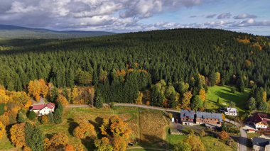 Manzaralı kırsal manzara, yapraklı tepenin altına kurulmuş çiftliklerin büyüleyici kırsal manzarası.