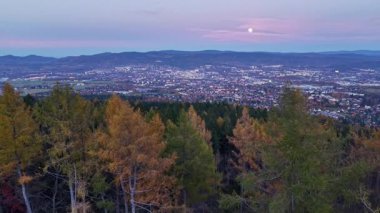 Alacakaranlık dağların üzerinde parlıyor, sakin günbatımı manzarası huzur vadilerinin üzerinde ışıltılı ufuk çizgisi