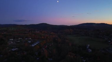 İnsansız hava aracı, sakin kırsal bölgeleri alacakaranlıkta, sakin gece manzaralarını aylı tepelerde sergiliyor.