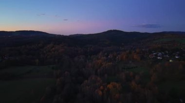 Akşam karanlığı dingin manzara, kırsal alanda alacakaranlık, kırsal alanda huzur dolu bir alacakaranlık.