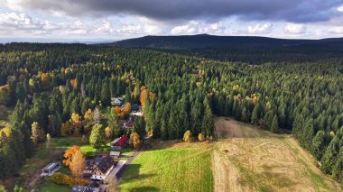 Yukarıdan bakıldığında kırsal çiftlik, etrafını tarlalar ve ağaçlıklar sarmış.