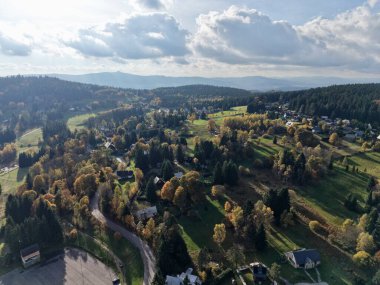 Yumuşak Sabah Işığı Altındaki Vadi Havacılık Köyü Yamalı Araziler ve Dağılmış Evler