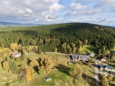 Hilltop Havadan Bakış Yerleşim ve virajlı yollar Evleri çevreleyen çayırlar ve ormanlarla birleştiren