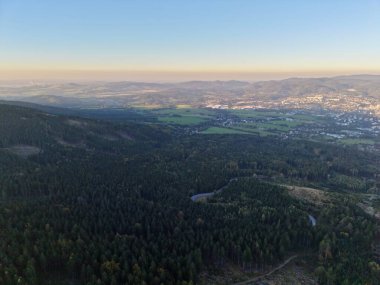 Kentsel Skyline 'ın yanında Hava Çayırı, Tarlaların ve Banliyölerin karşısında hafif şafak, Temiz Ufuk ve Yumuşak Ufukta