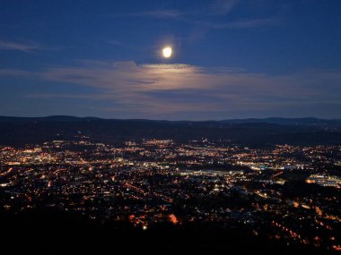 Dolunayın Yükselişi Parıldayan Şehir, Panoramik Gece Gökyüzü ve Yansıtıcı Nehir Işıkları