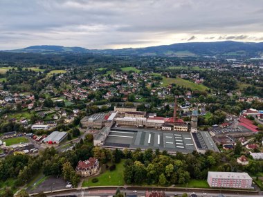Yeşil Koridorlarla çevrili doğrusal hava manzaralı komşuluk, Ev ve Bahçelerin aralıksız sıraları, banliyö
